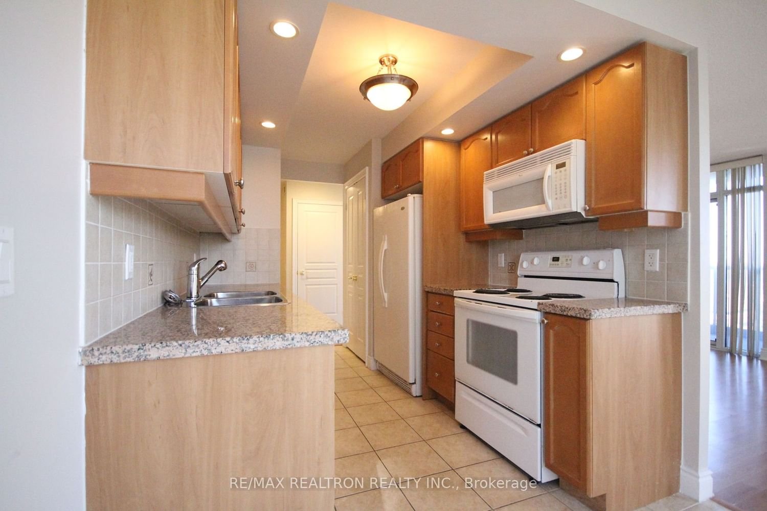 10 Northtown Way, unit 804 for rent - image #9