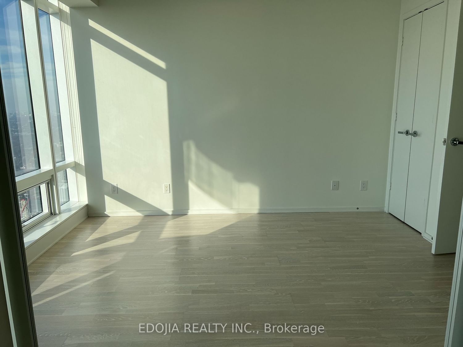 1 Bloor St E, unit 6408 for rent