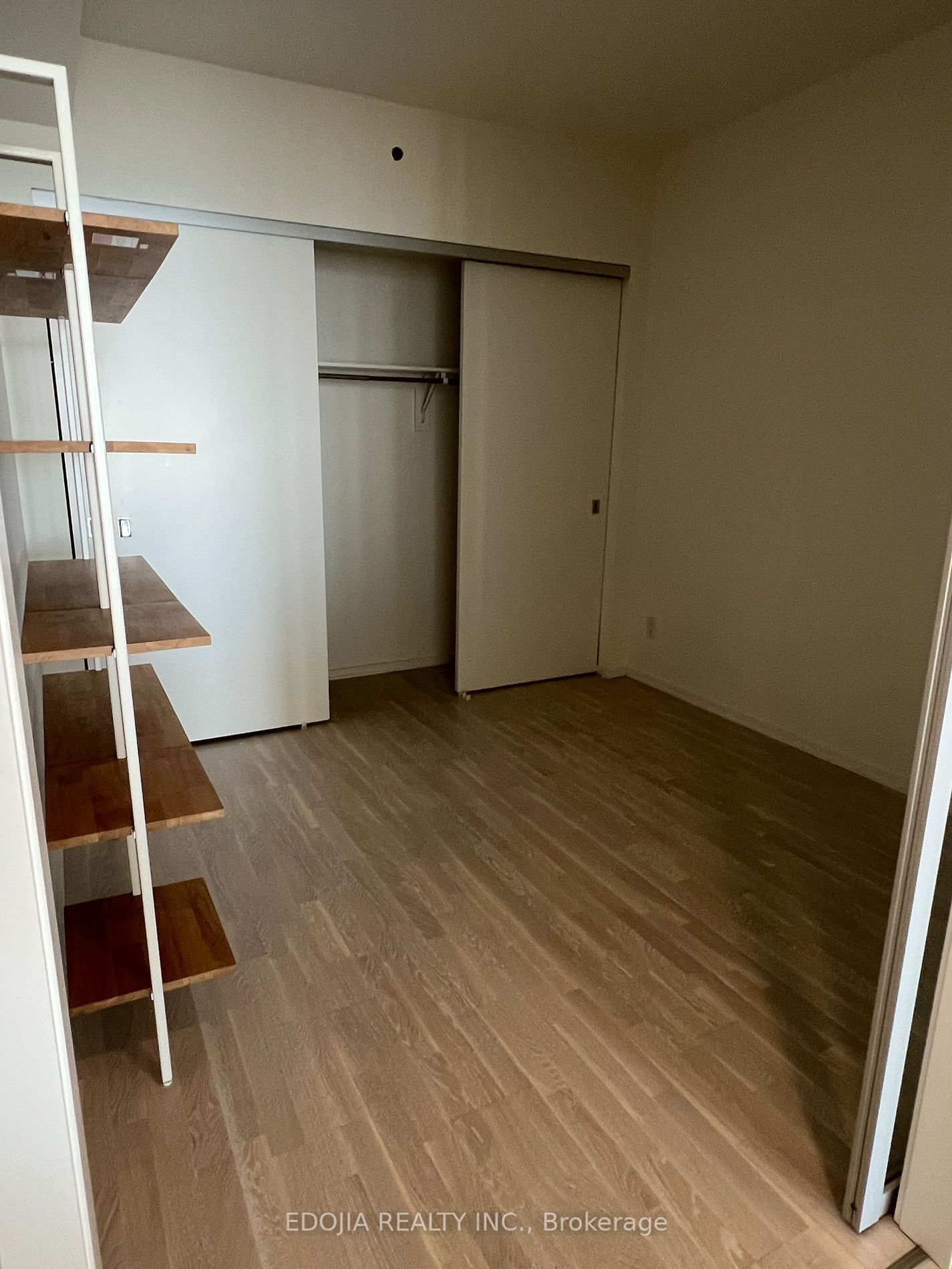 1 Bloor St E, unit 6408 for rent