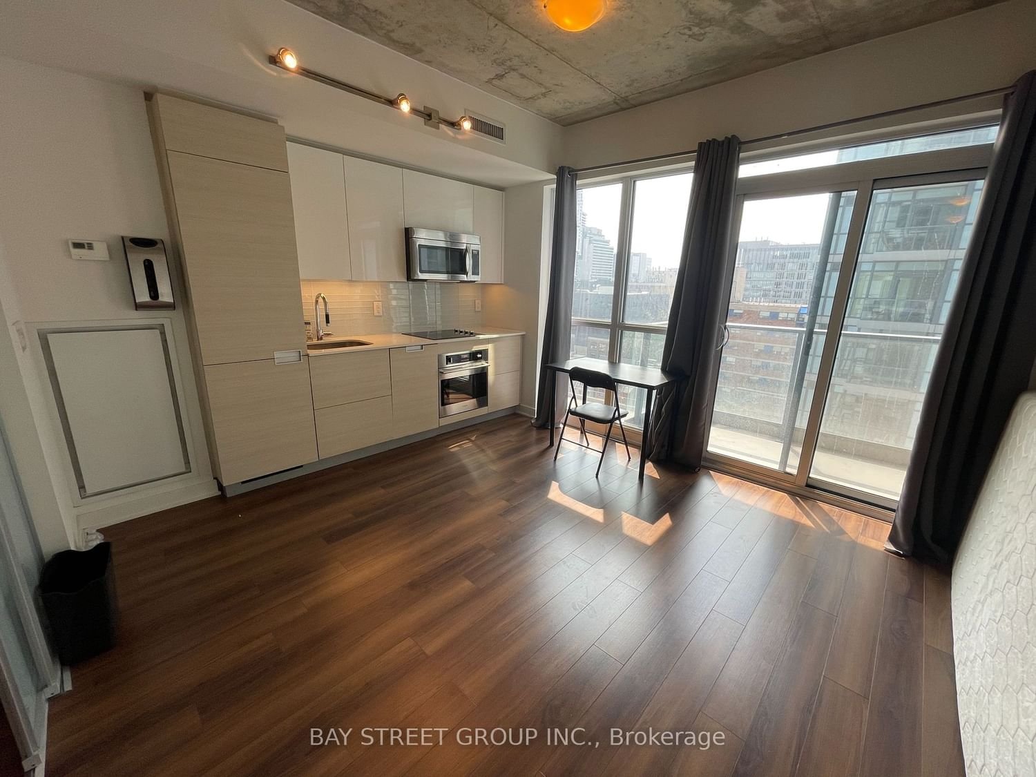 210 Simcoe St, unit 1012 for rent - image #4