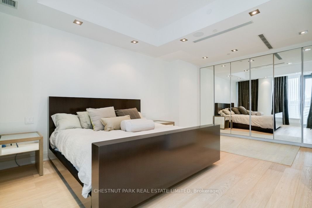 77 Charles St W, unit 1402 for sale - image #13