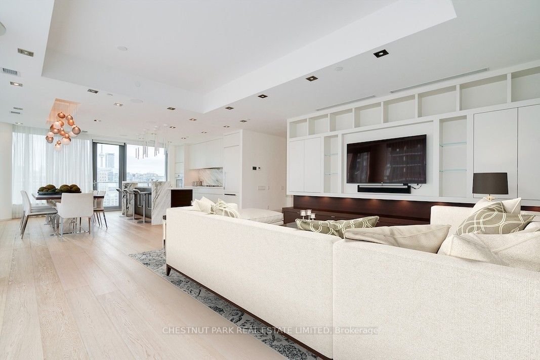 77 Charles St W, unit 1402 for sale - image #4