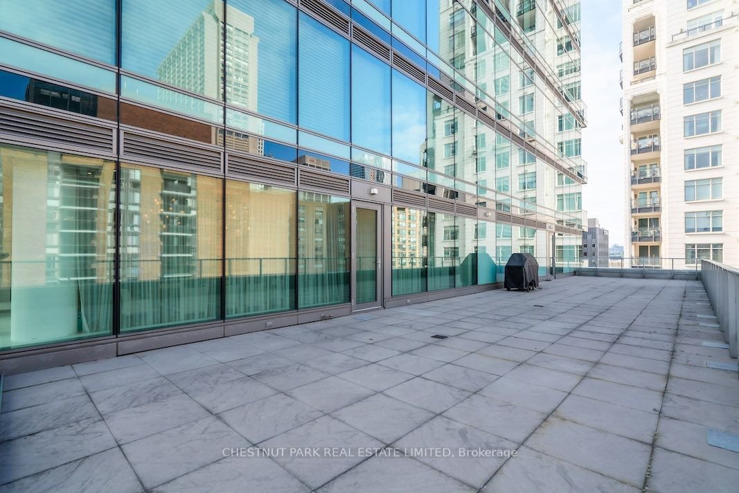 77 Charles St W, unit 1402 for rent - image #20