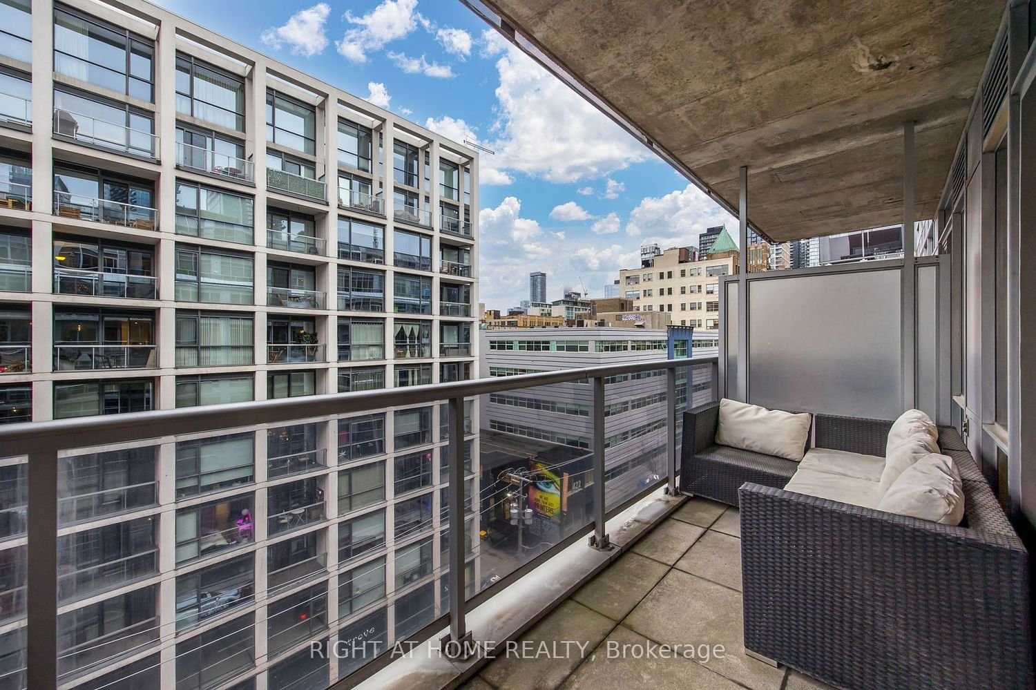 399 Adelaide St W, unit 718 for rent - image #4