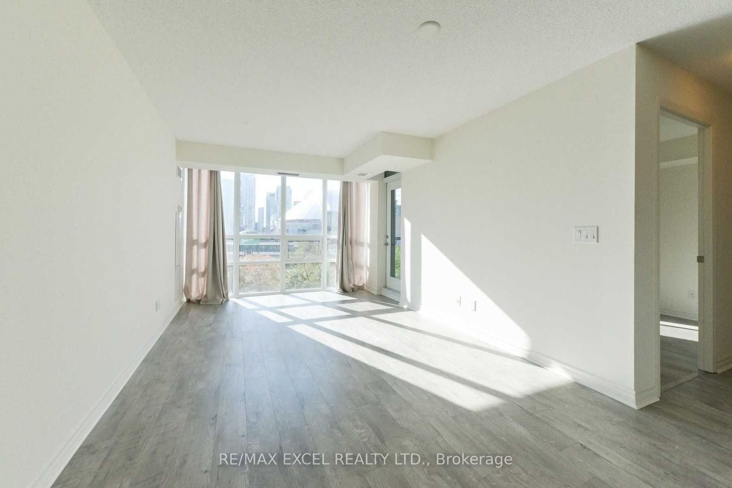 25 Lower Simcoe St, unit 815 for rent - image #2
