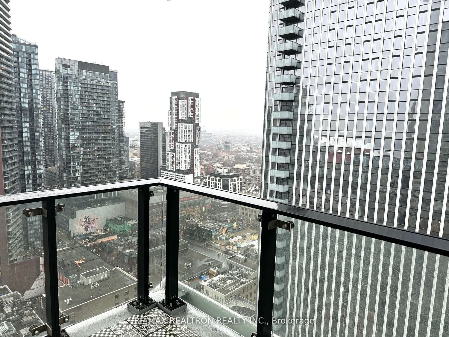 224 King St W, unit 2901 for rent - image #2