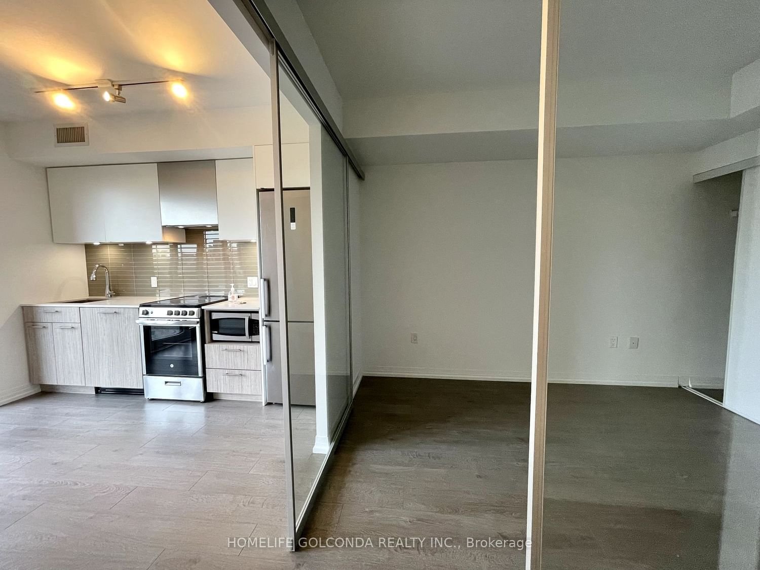 251 Jarvis St, unit 837 for rent - image #2