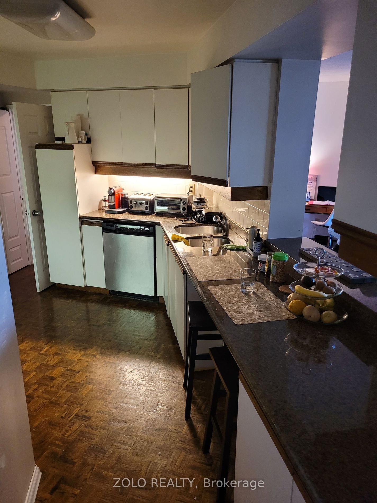 Room-15 Mcmurrich St, unit 1402 for rent - image #8