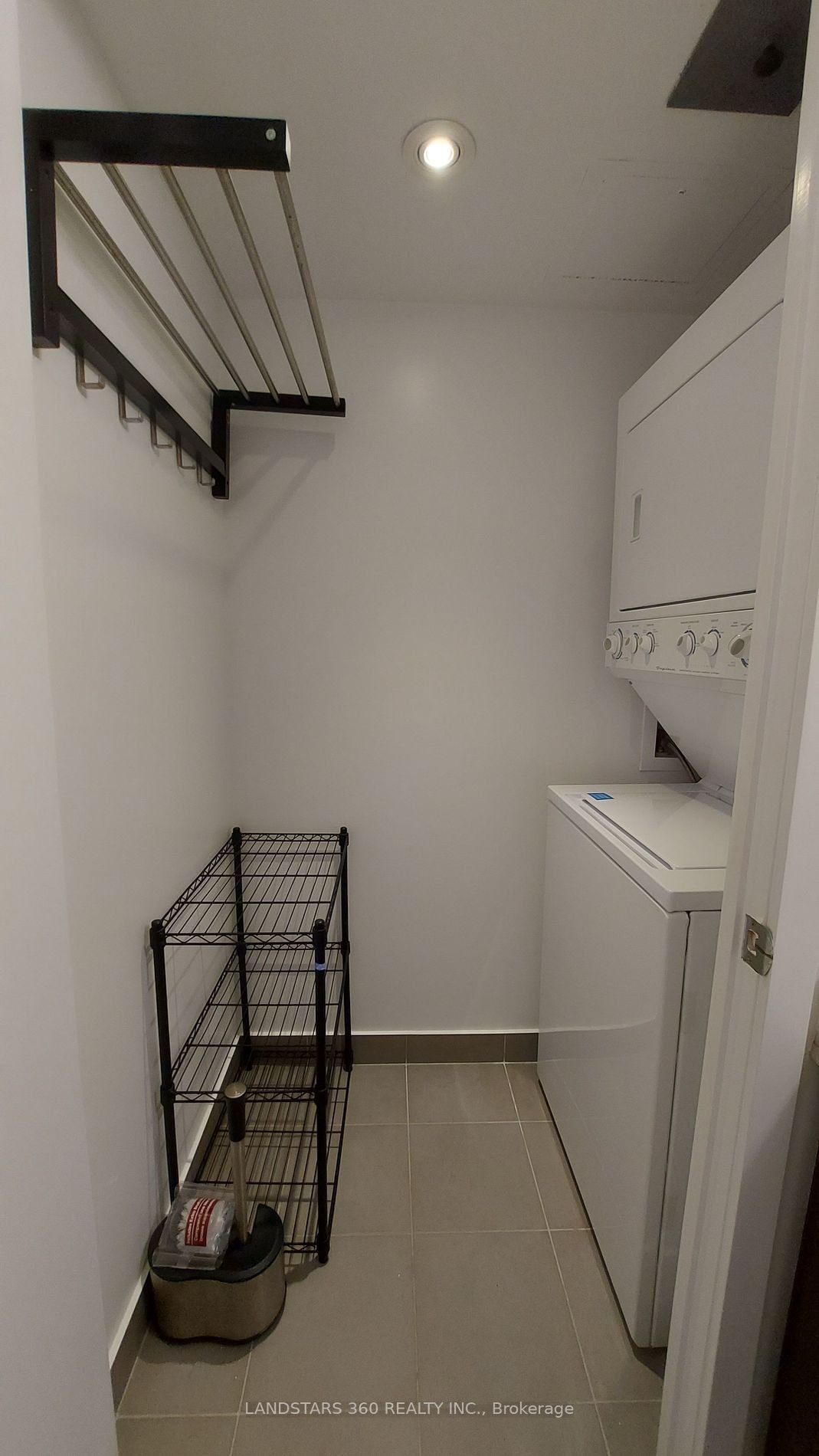 33 Lombard St, unit 210 for rent - image #2