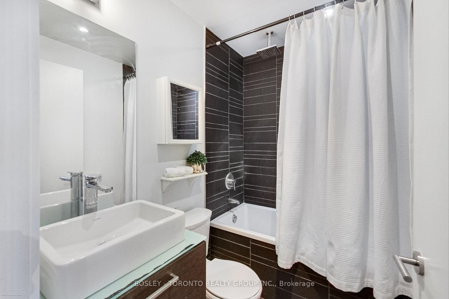 25 Stafford St, unit 410 for rent - image #2
