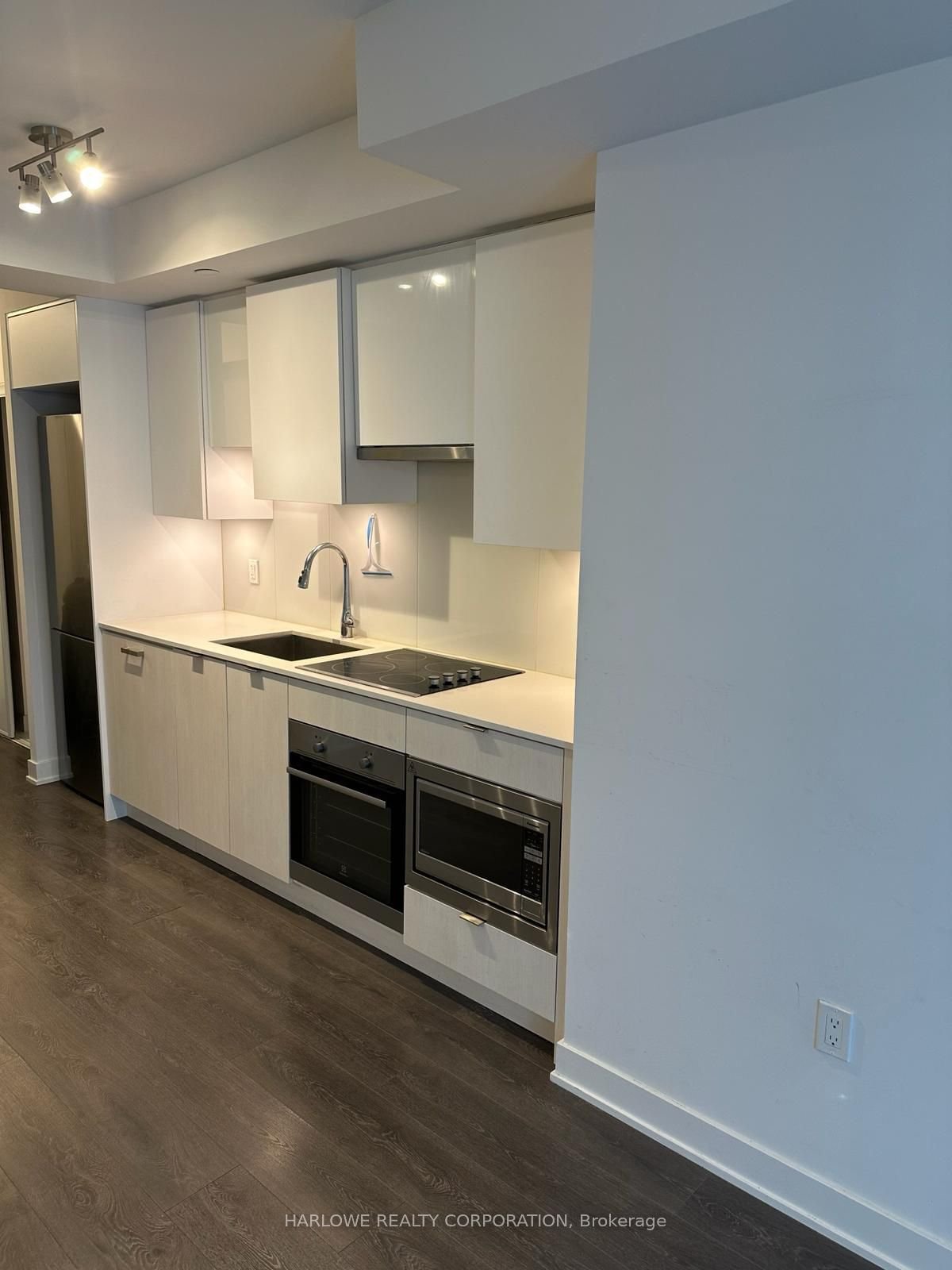 99 Broadway Ave, unit 2406 Nt for rent - image #2