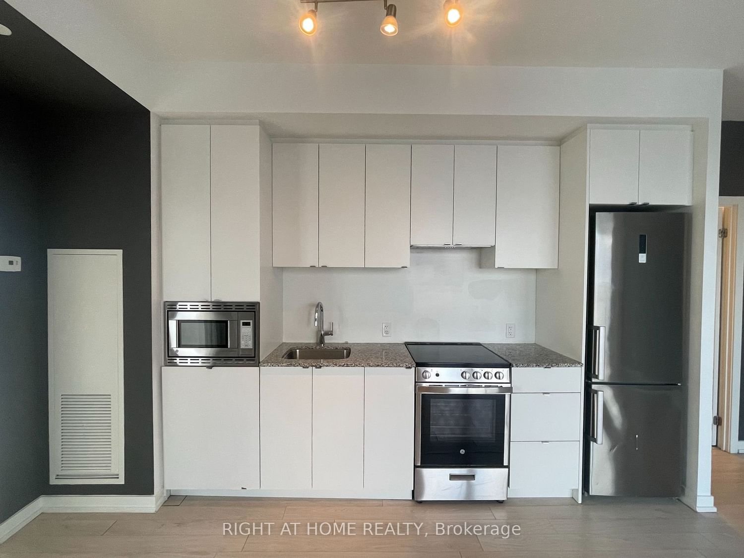 49 East Liberty St, unit 2403 for rent - image #3