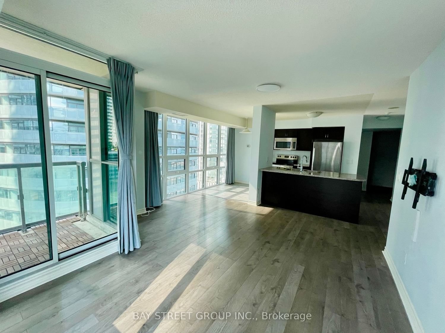 19 Grand Trunk Cres, unit 1806 for rent - image #3