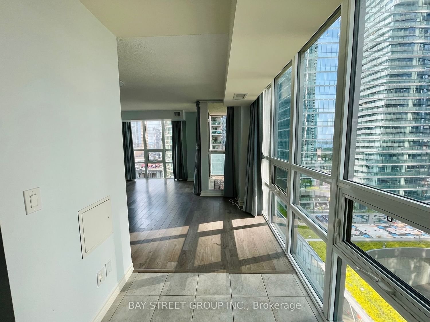 19 Grand Trunk Cres, unit 1806 for rent - image #5