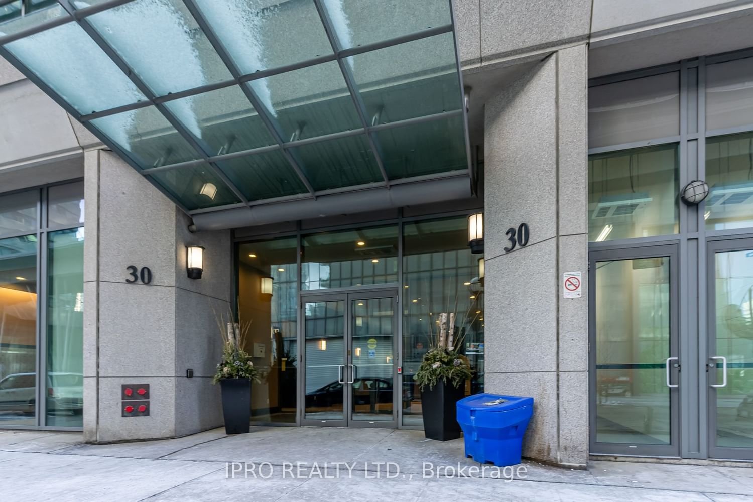30 Grand Trunk Cres, unit 1107 for rent - image #3