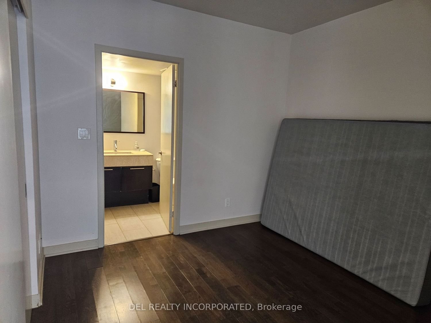 126 Simcoe St, unit 705 for rent - image #2