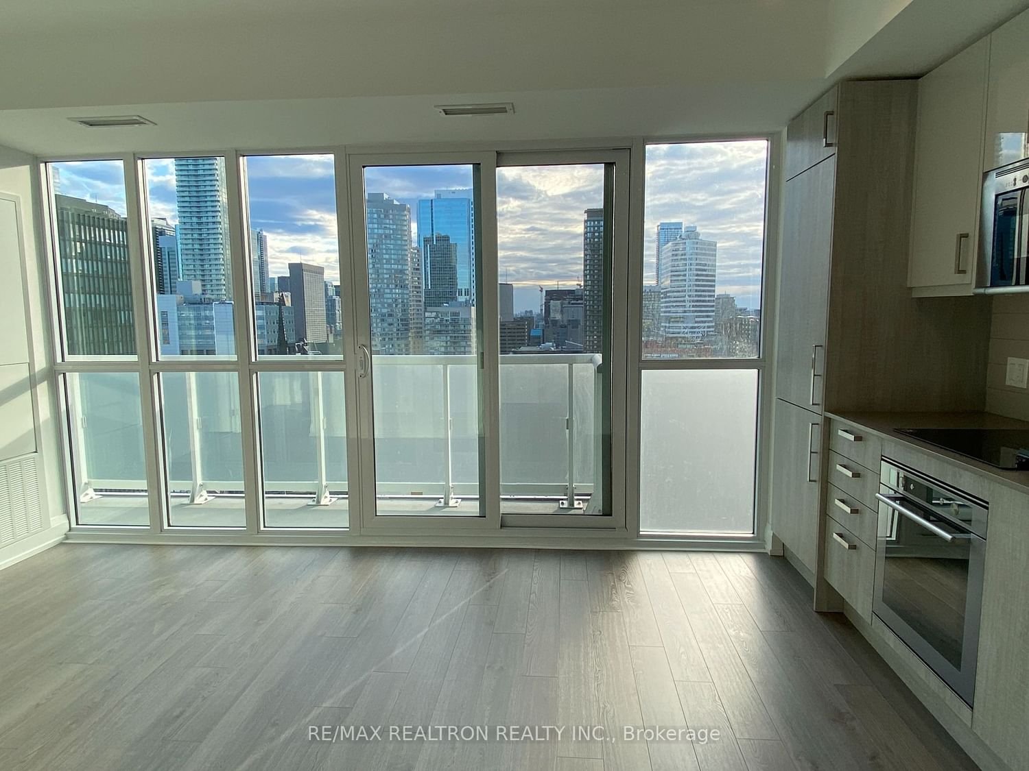 77 Mutual St, unit 2305 for rent - image #4