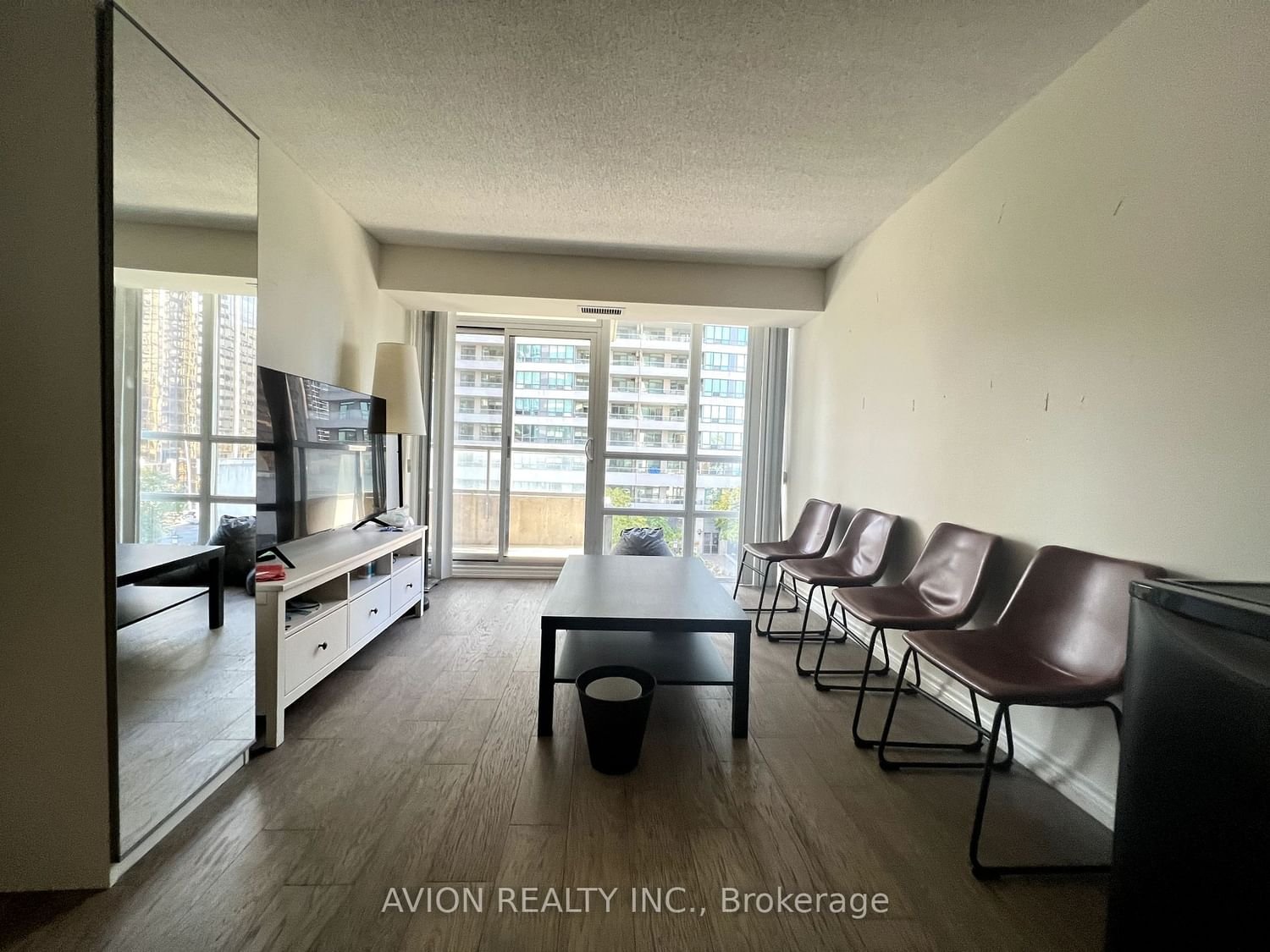 35 Hollywood Ave, unit 517 for rent - image #2