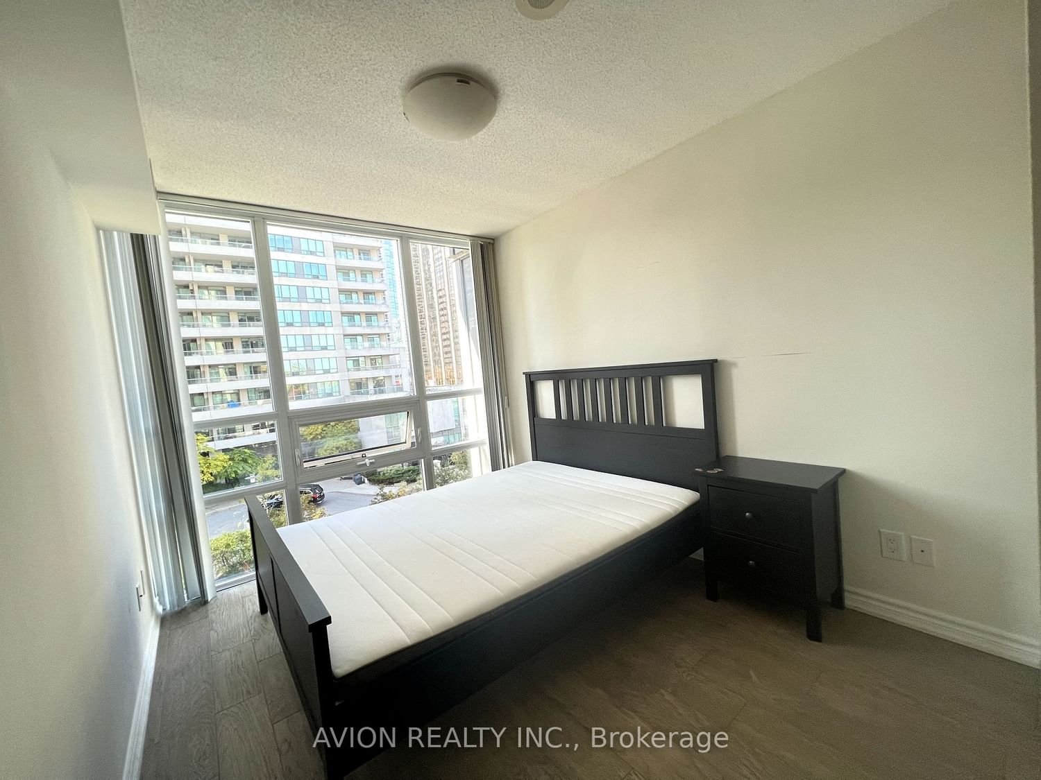35 Hollywood Ave, unit 517 for rent - image #8