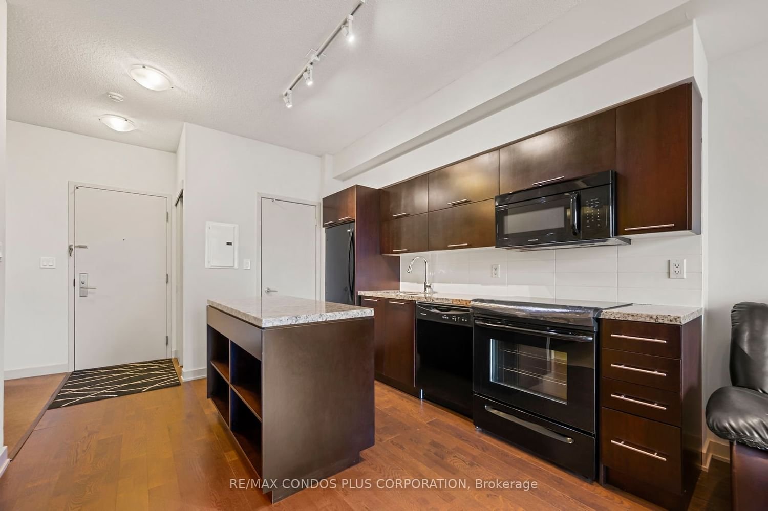 126 Simcoe St, unit 1806 for rent - image #3