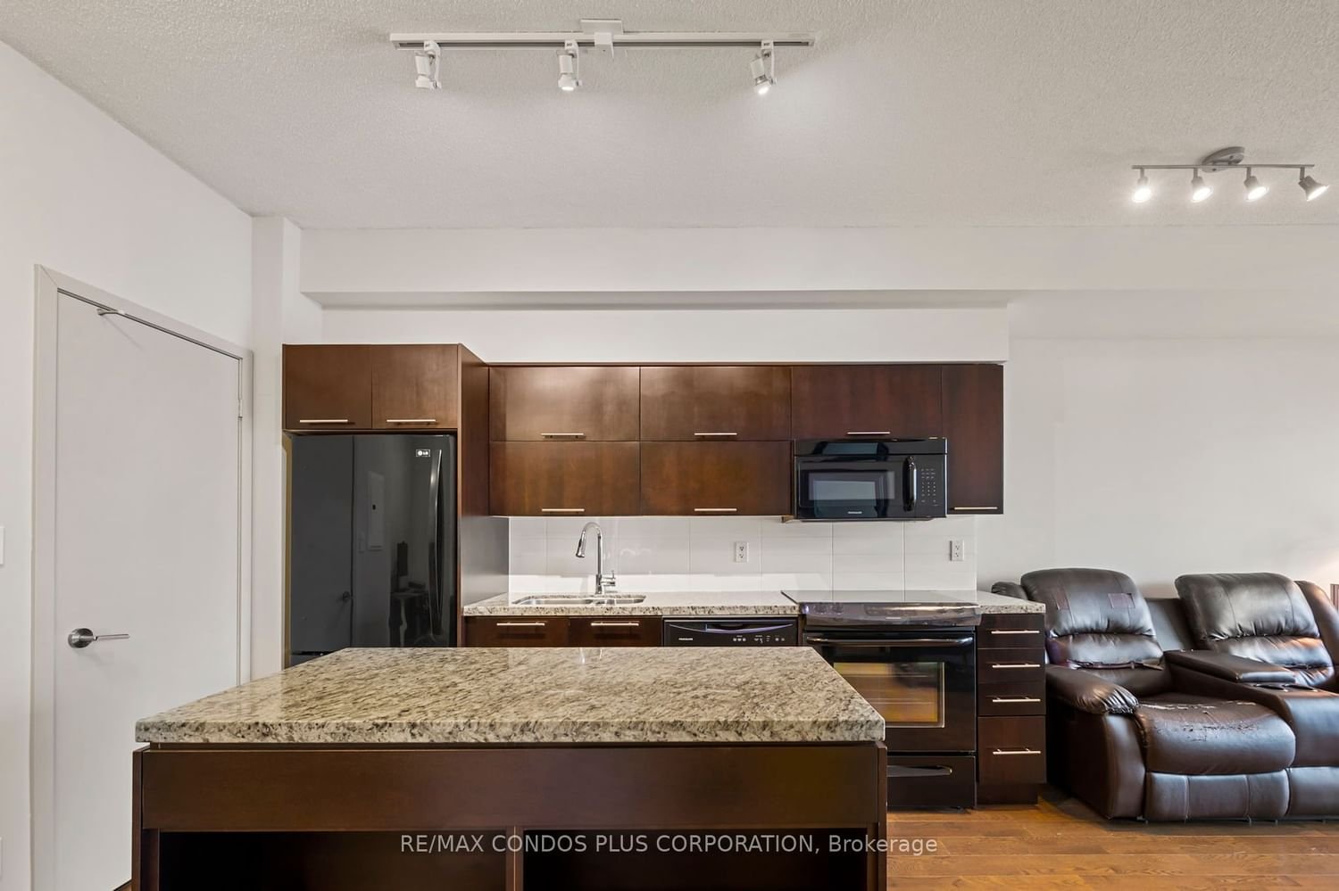 126 Simcoe St, unit 1806 for rent - image #6