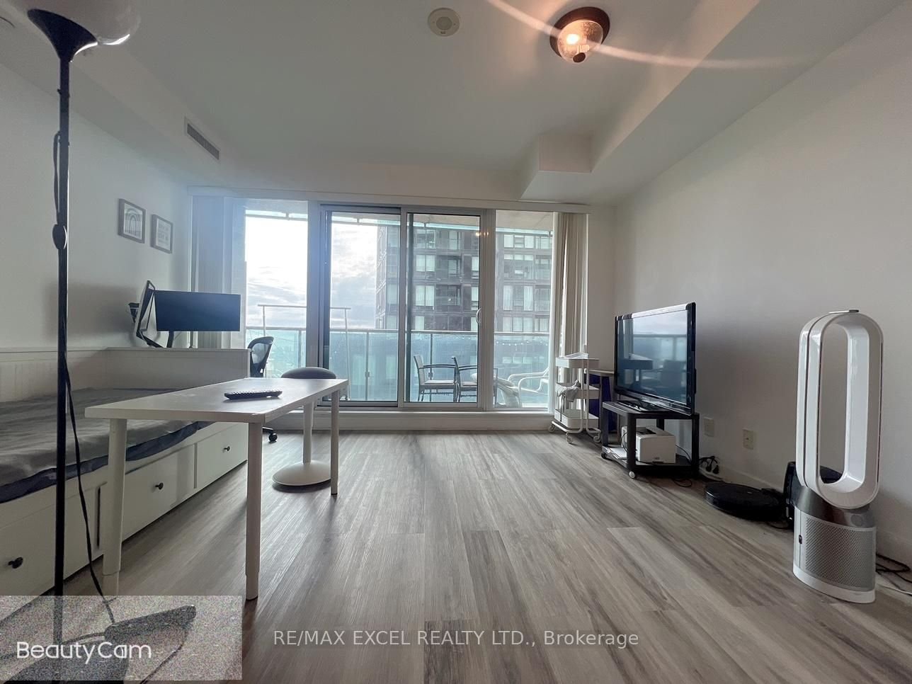 150 East Liberty St, unit 1110 for rent - image #2