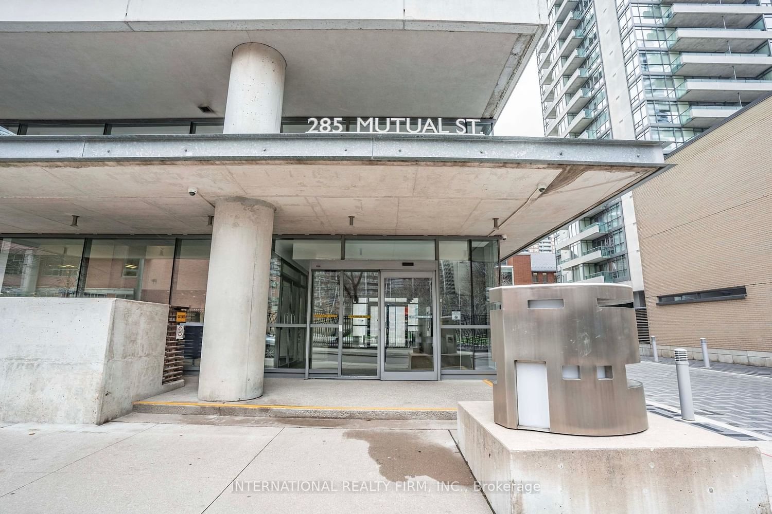 285 Mutual St, unit 706 for sale - image #2