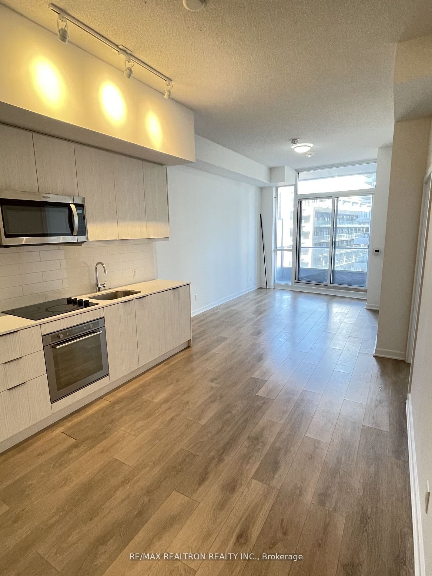 38 Forest Manor Rd, unit 301 for rent - image #5