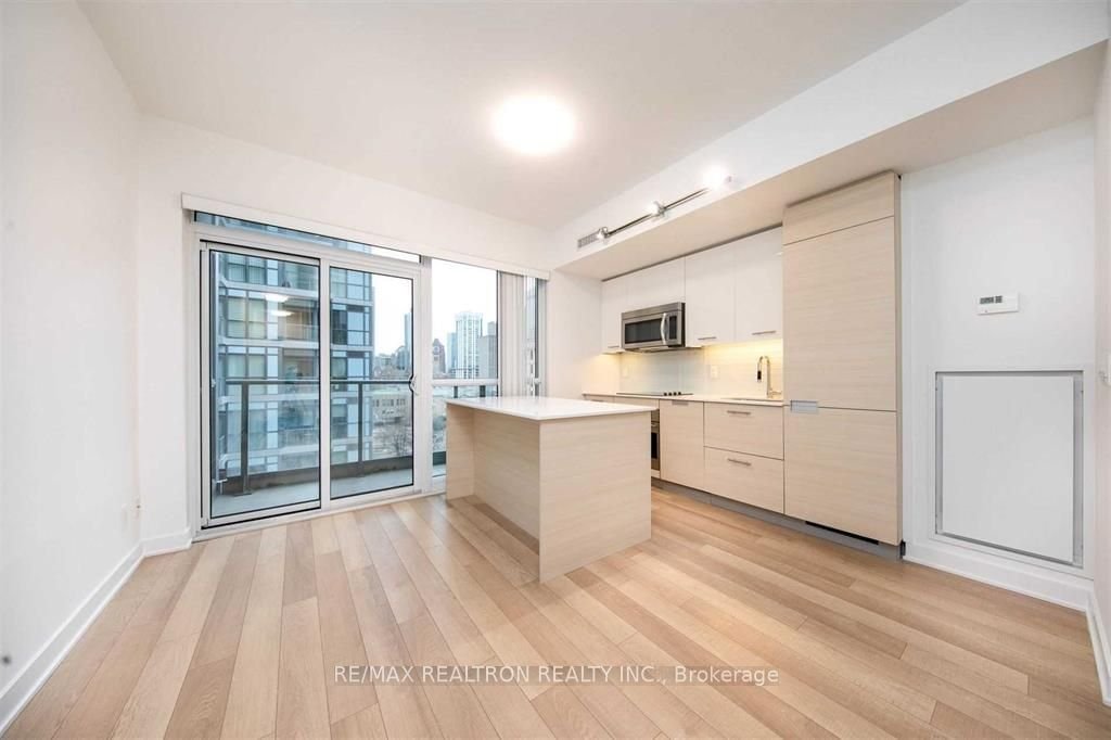210 Simcoe St, unit 903 for rent - image #2