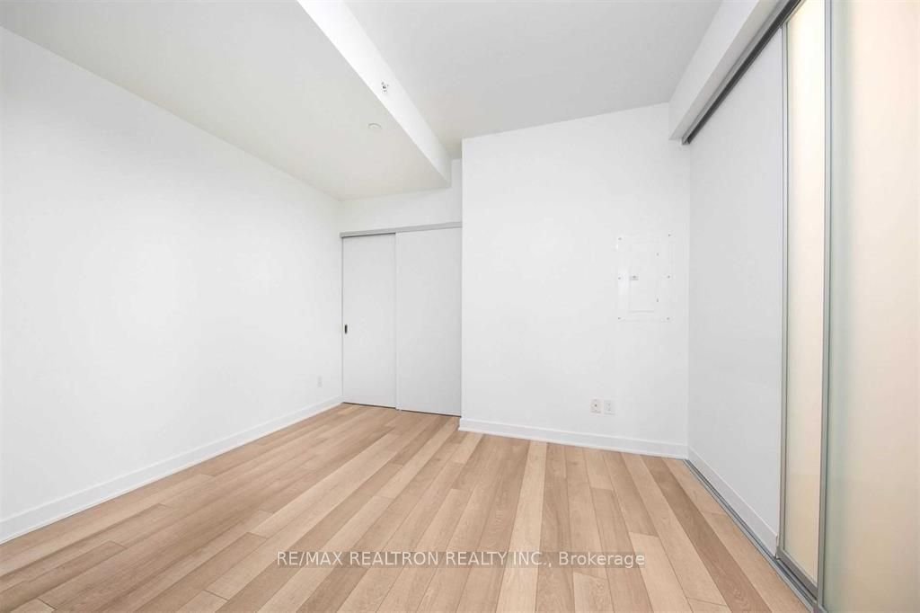 210 Simcoe St, unit 903 for rent - image #6