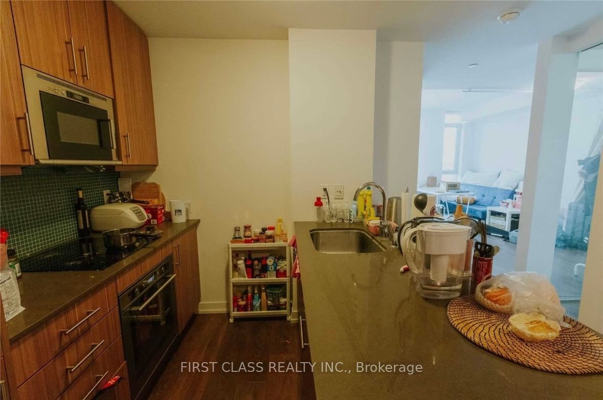 297 College St, unit 823 for rent - image #3
