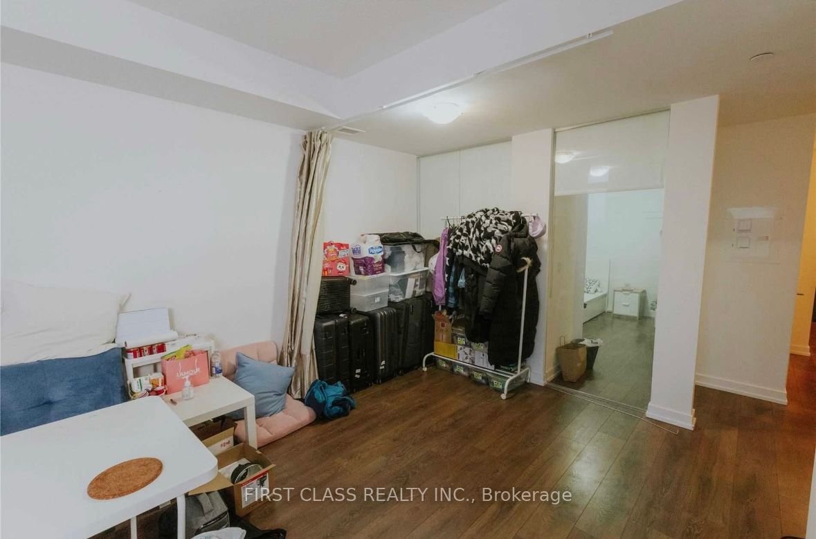 297 College St, unit 823 for rent - image #4