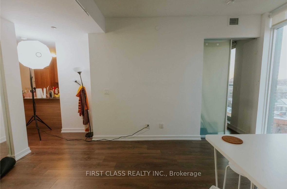 297 College St, unit 823 for rent - image #6