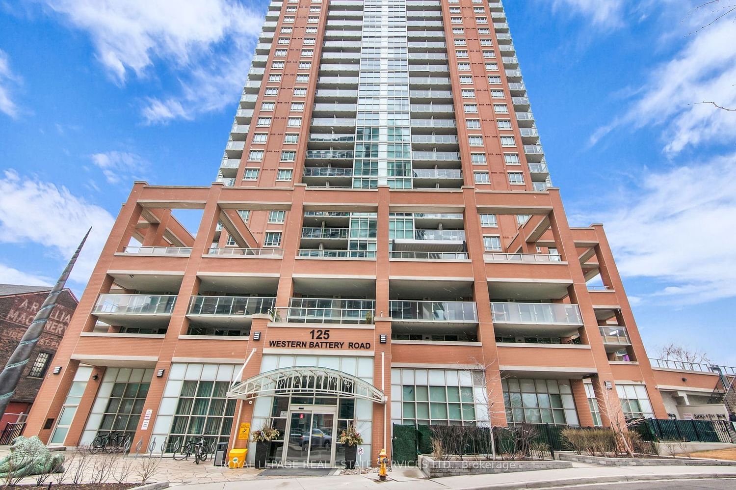 125 Western Battery Rd, unit 816 for rent - image #2
