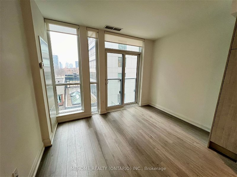 77 Mutual St, unit 402 for rent - image #1