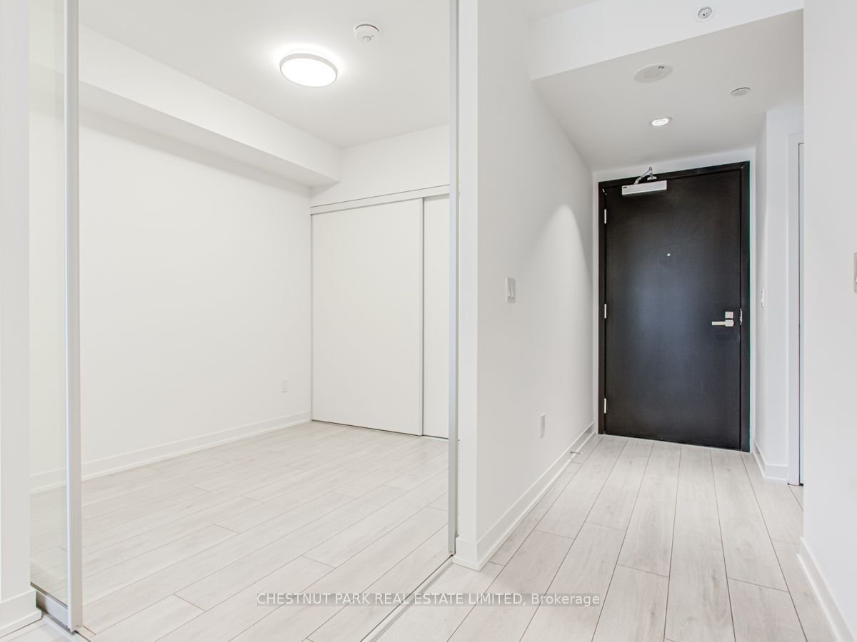 31 Tippett Rd, unit 553 for rent - image #4