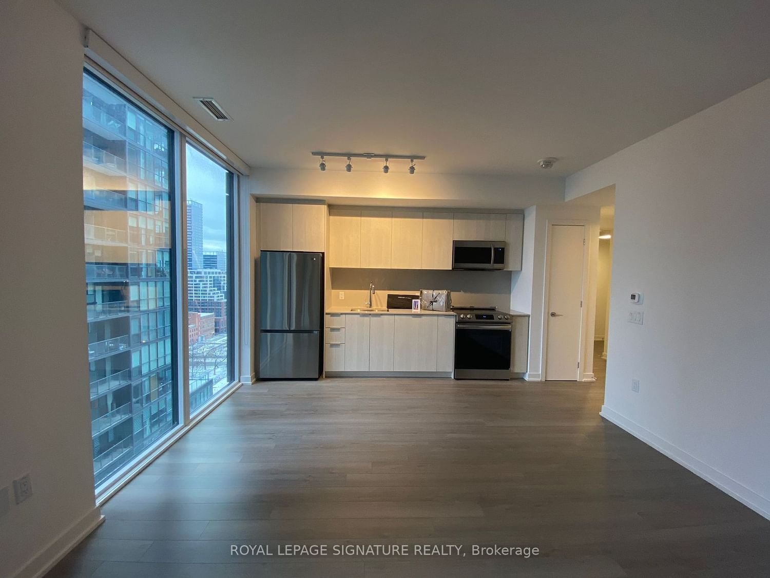357 King St W, unit 1708 for rent - image #2
