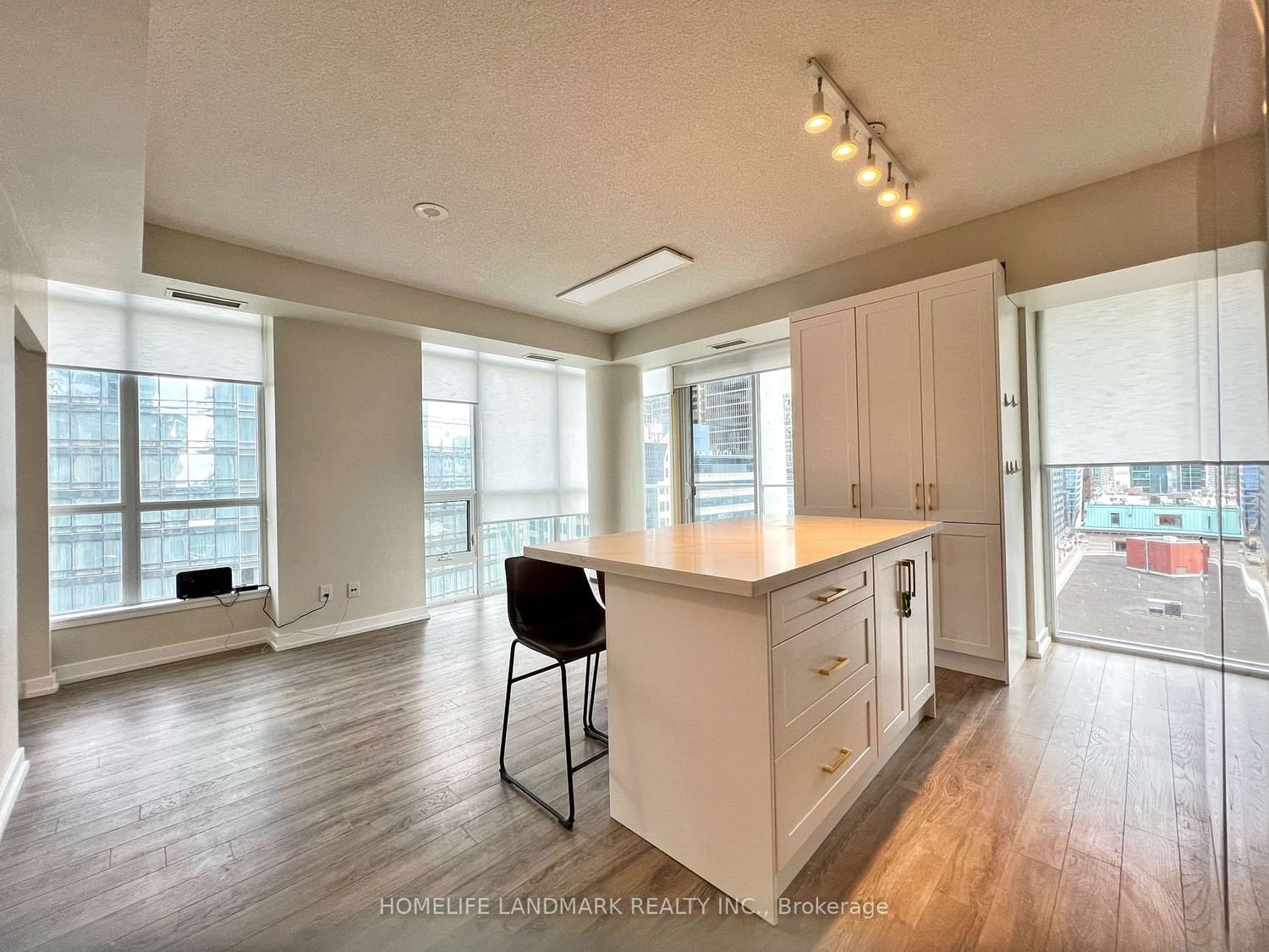 126 Simcoe St, unit 1208 for rent - image #2
