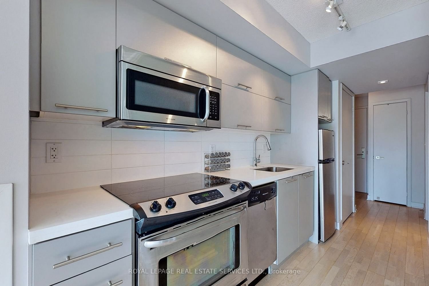 126 Simcoe St, unit 612 for rent - image #2