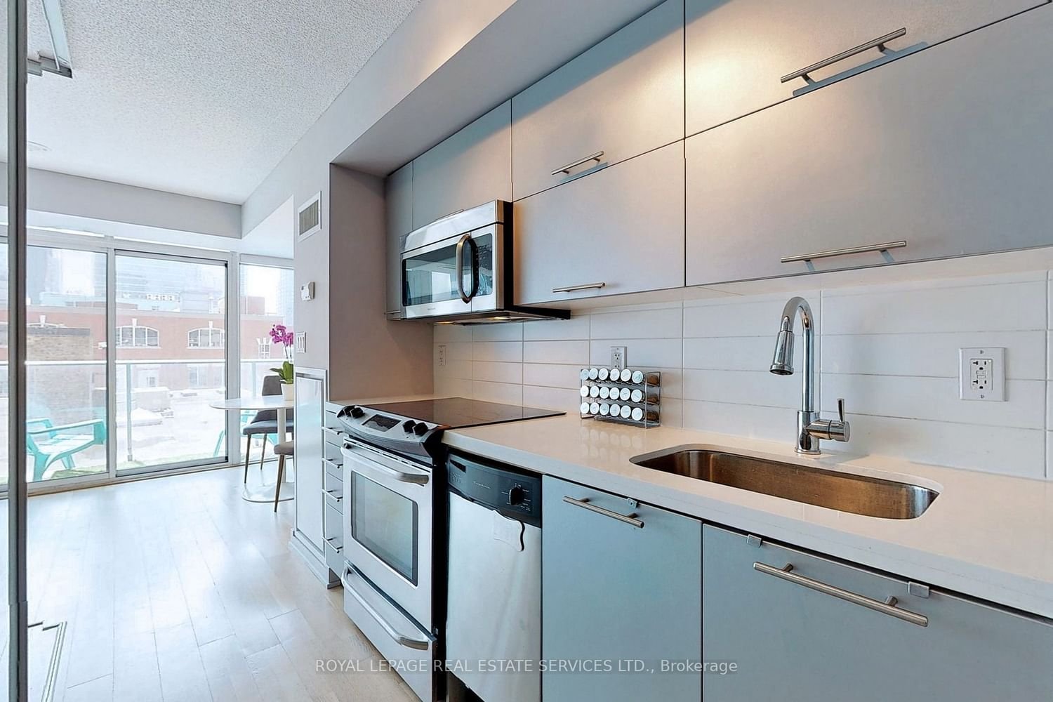 126 Simcoe St, unit 612 for rent - image #3