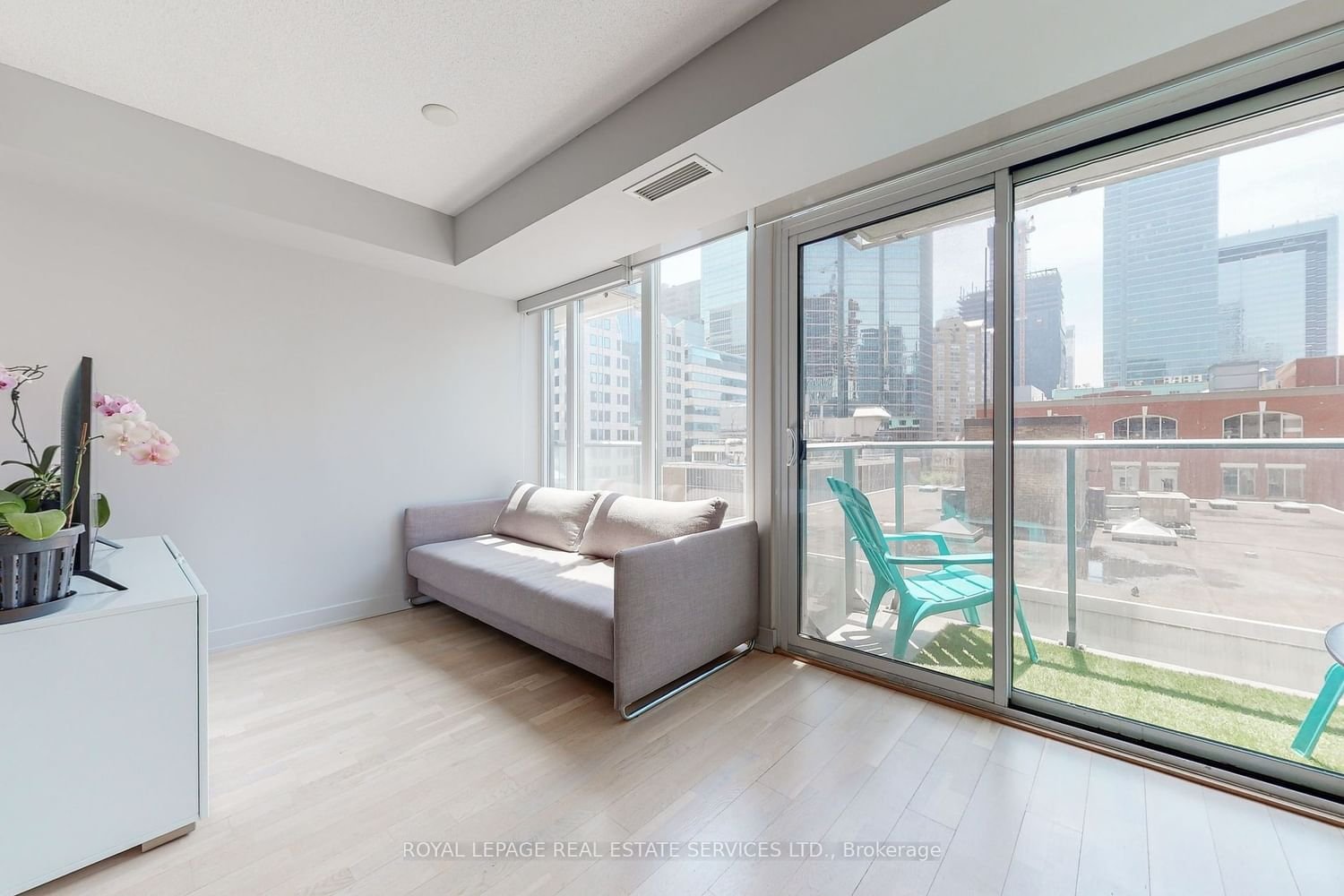 126 Simcoe St, unit 612 for rent - image #6