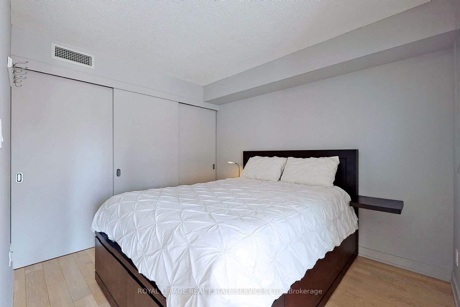 126 Simcoe St, unit 612 for rent - image #9