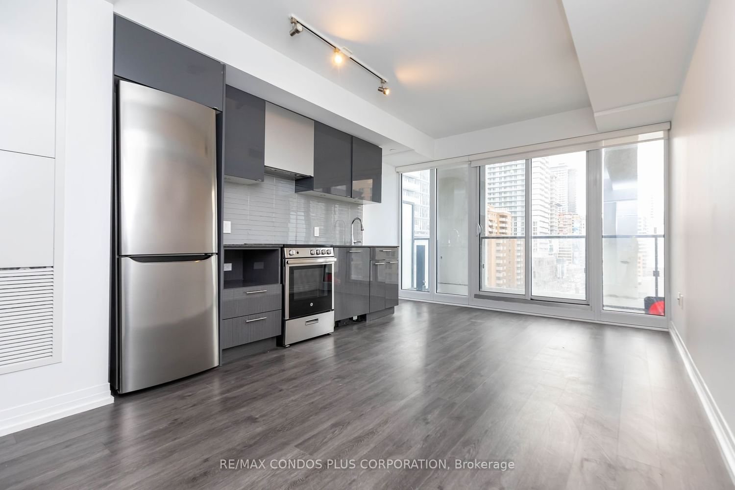 251 Jarvis St, unit 728 for rent - image #3