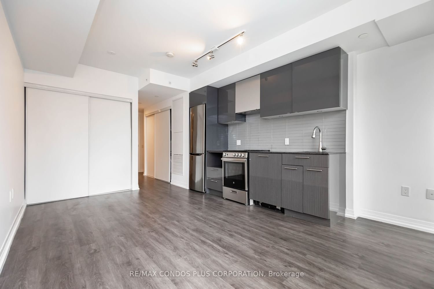 251 Jarvis St, unit 728 for rent - image #4
