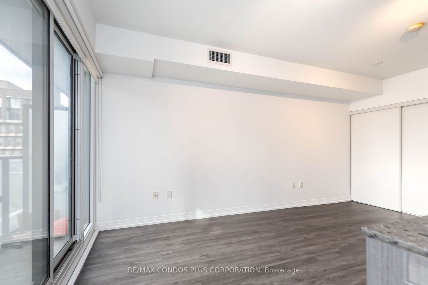 251 Jarvis St, unit 728 for rent - image #6