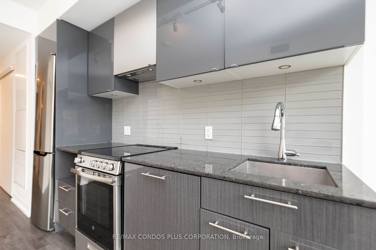 251 Jarvis St, unit 728 for rent - image #8