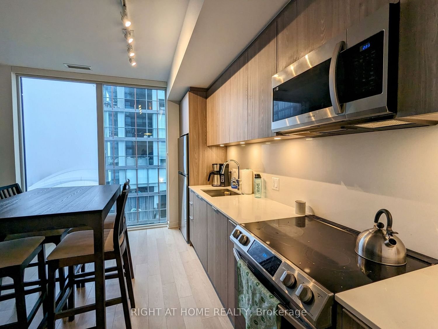 357 King St W, unit 3208 for rent - image #10