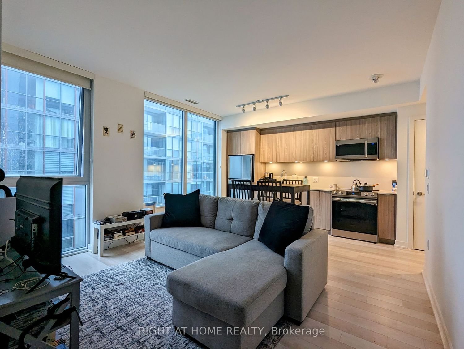 357 King St W, unit 3208 for rent - image #8