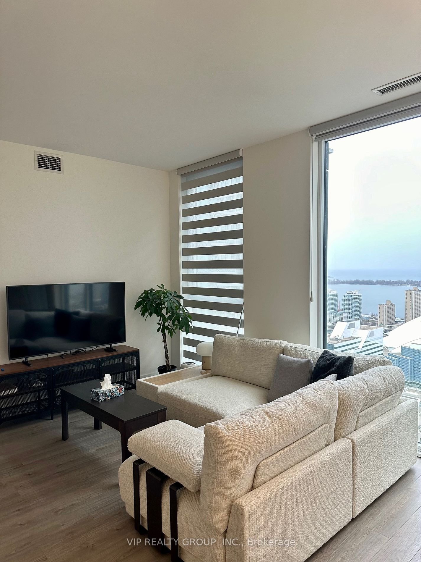 357 King St W, unit 3908 for rent - image #4