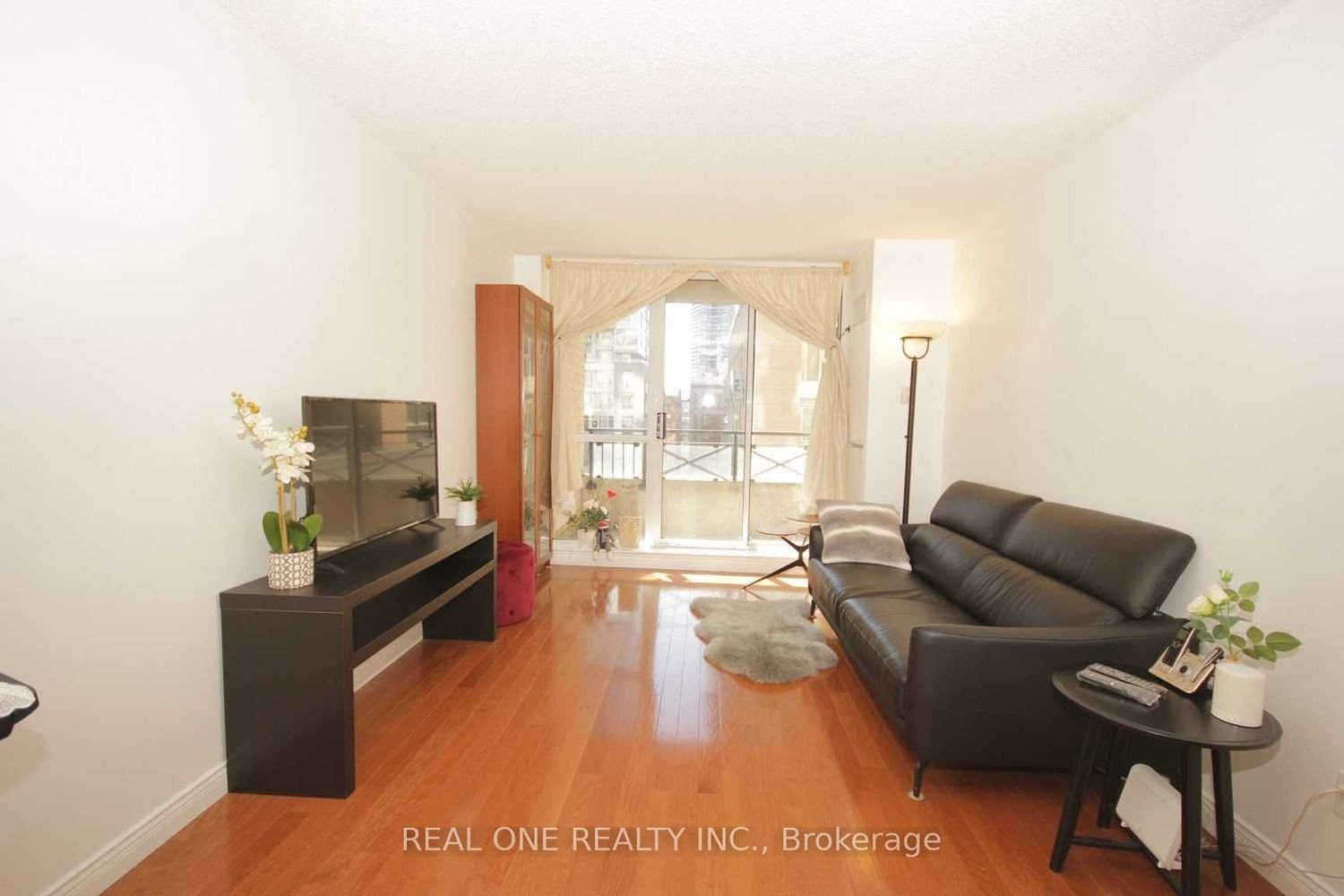 140 Simcoe St, unit 802 for rent - image #2
